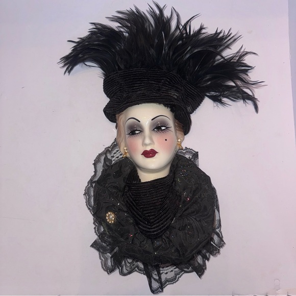 Unique creations Elegant Black Feathered Women wall face walk - Picture 1 of 5